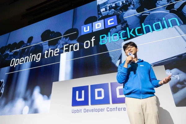 첫 번째로 송치형 의장이 뽑은 키워드는 불확실성(Uncertainty)이다. / 사진=UDC 2019 제공
