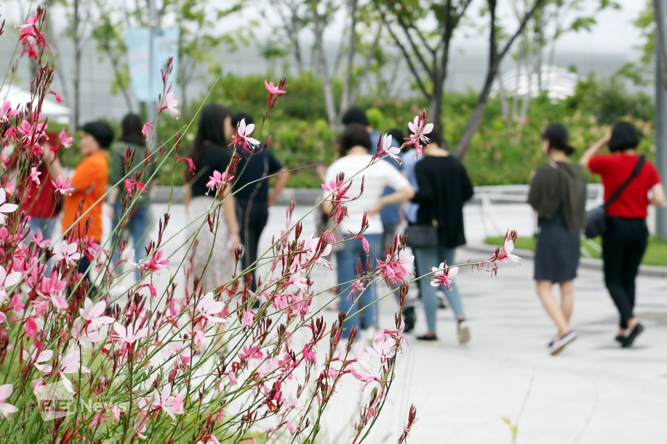 오늘도 하루를 보내기 위해 어디론가 향하는 사람들.
