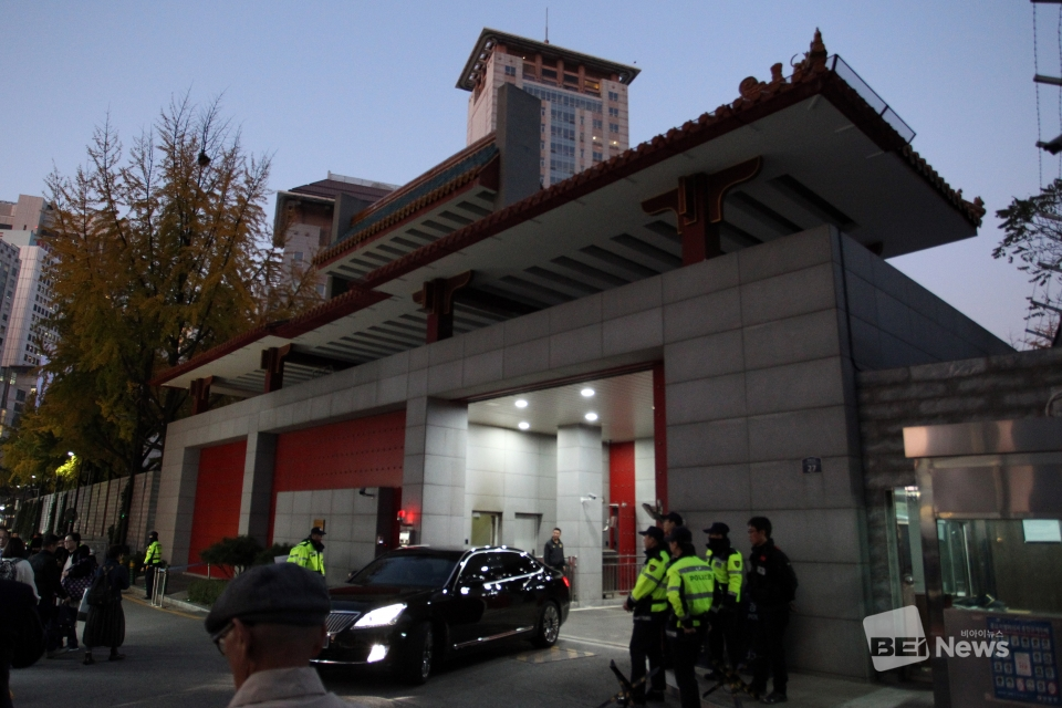[포토] 열려라 붉은 문. 조경태 의원의 두 번째 시위