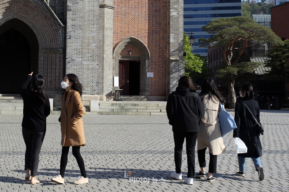코로나19의 영향으로 천주교 미사가 중단됐던 명동성당을 찾은 신자들.
