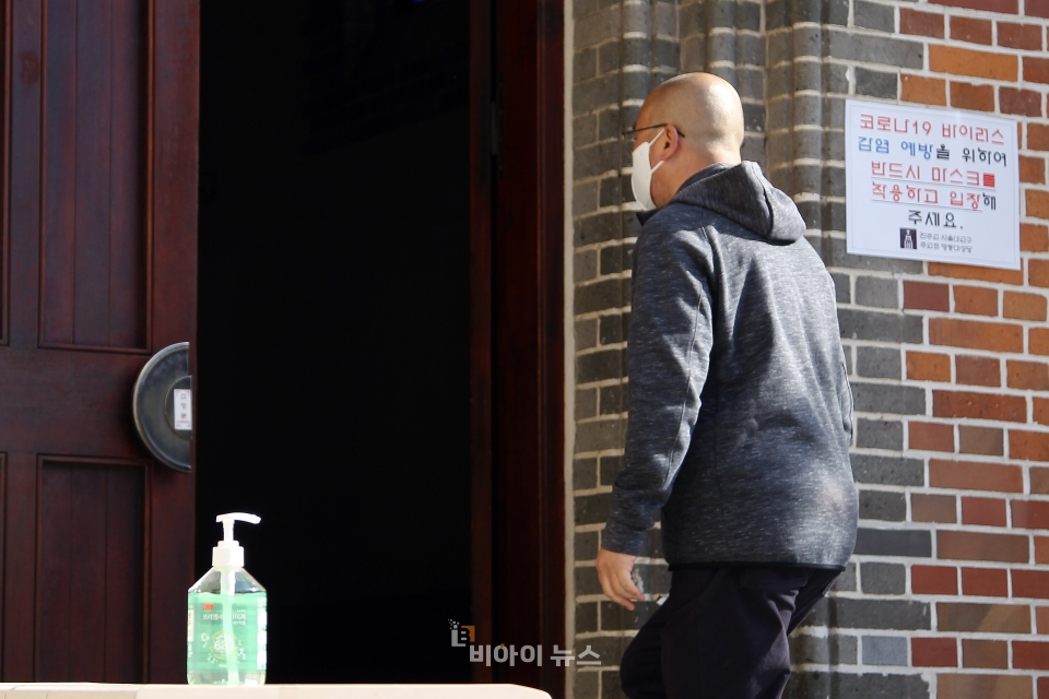 손소독제와 마스크 착용.