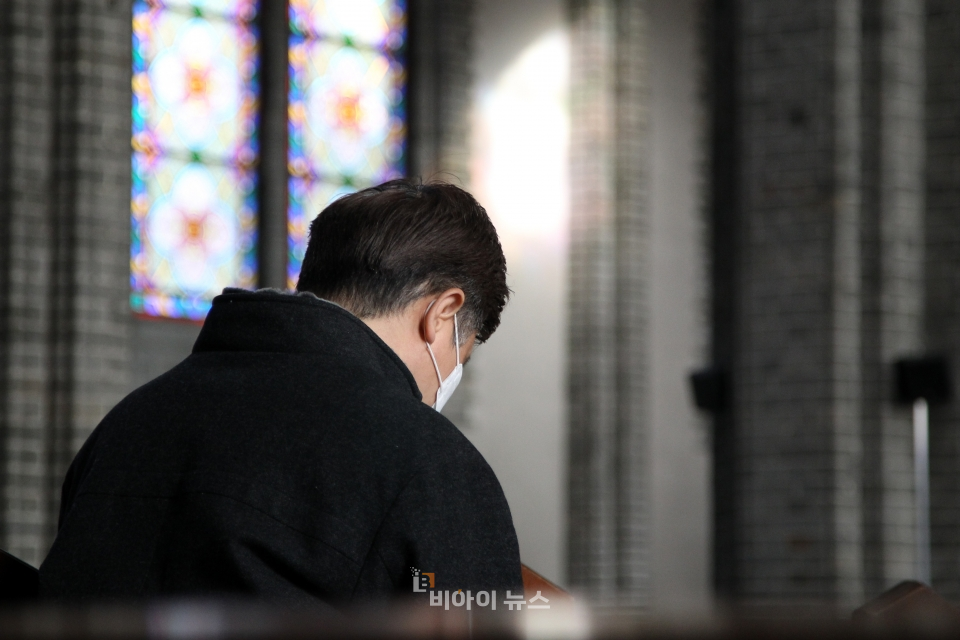 두 달여 만에 일부 재개된 종교 행사에 성당을 찾은 신자들이 기도를 하고 있다.