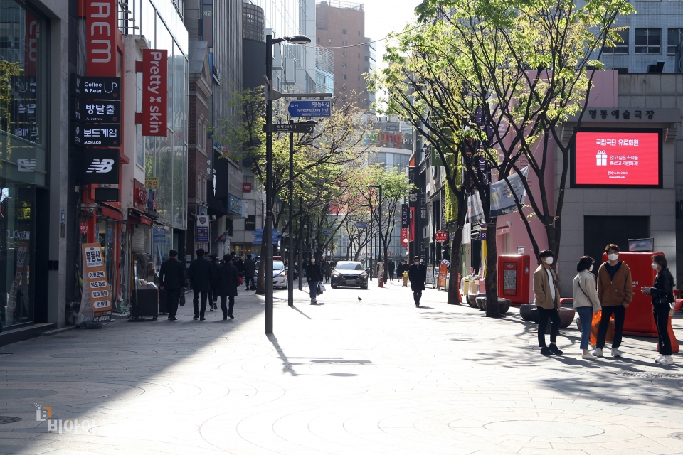 오후 시간에도 한산한 명동 거리.