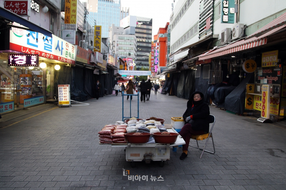 1960년 대부터 장사를 이어온 한 상인이 홀로 자리를 지키고 있다.