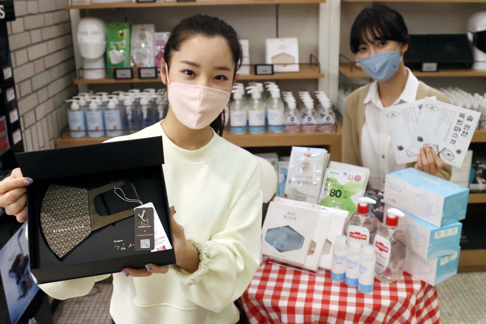 27일 오전 서울 신세계백화점 본점에서 모델들이 마스크를 들고 포즈를 취하고 있다.=신세계백화점 제공