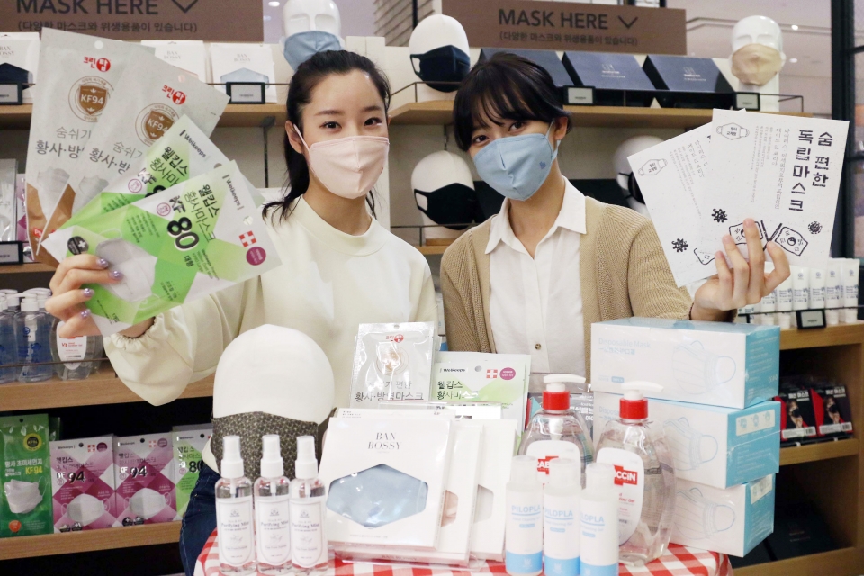27일 오전 서울 신세계백화점 본점에서 모델들이 마스크를 들고 포즈를 취하고 있다.=신세계백화점 제공