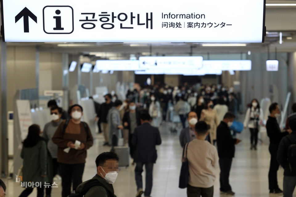 오후 들어 붐비기 시작하는 김포국제공항 국내선 청사.