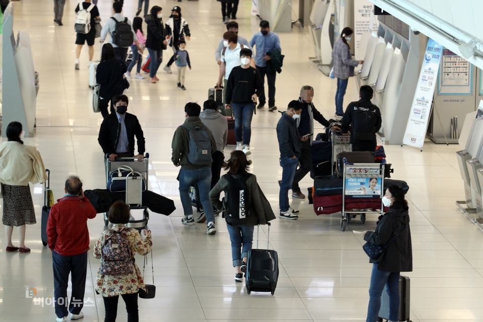 오후 들어 붐비기 시작하는 김포국제공항 국내선 청사.