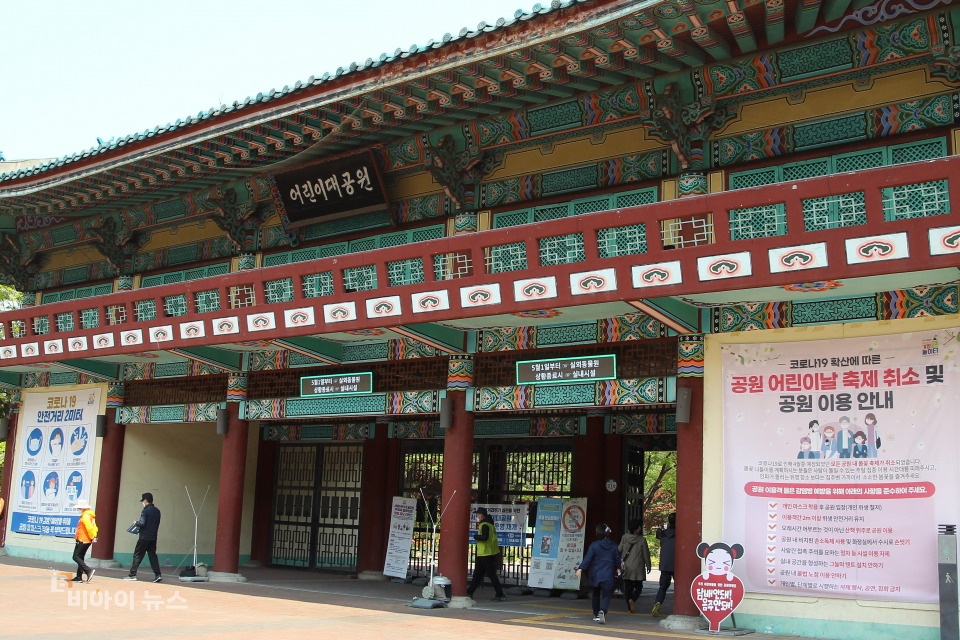 임시 폐쇄를 마치고 단계적으로 운영을 시작한 서울 놀이공원을 찾는 시민들.