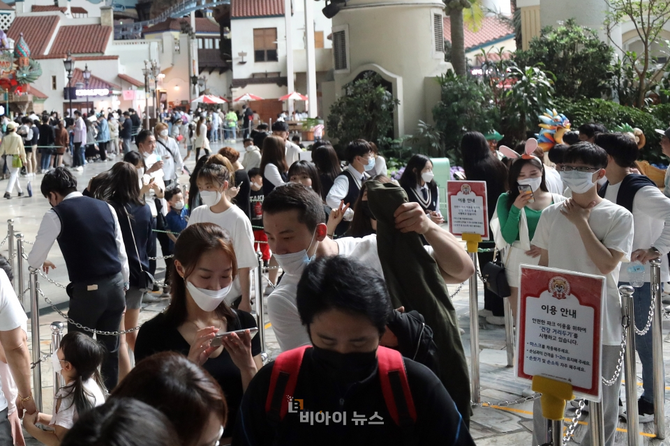 연휴가 이어지는 주말 놀이공원을 찾은 시민들.