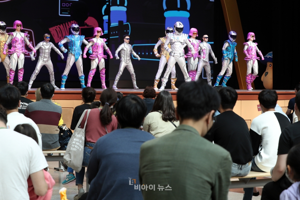 배우들의 공연을 보기 위해 자리 잡은 시민들.