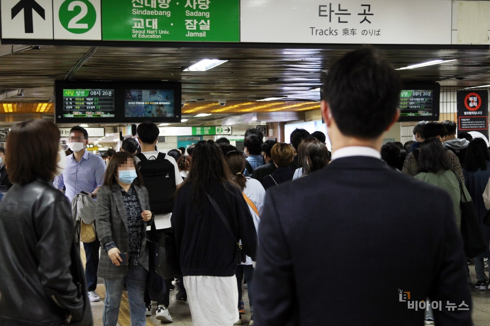 출근 시간 많은 승객들로 붐비는 지하철 역사.
