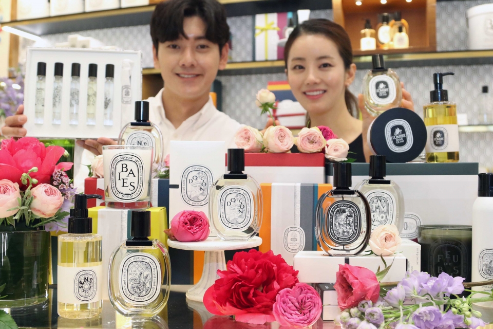 신세계백화점 본점에서 향수 선물세트를 들고 포즈를 취하는 모델들.