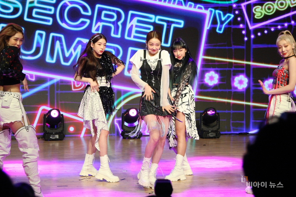 시크릿넘버(SECRET NUMBER)가 데뷔 타이틀곡 '후 디스?(Who Dis?)'를 열창하고 있다.