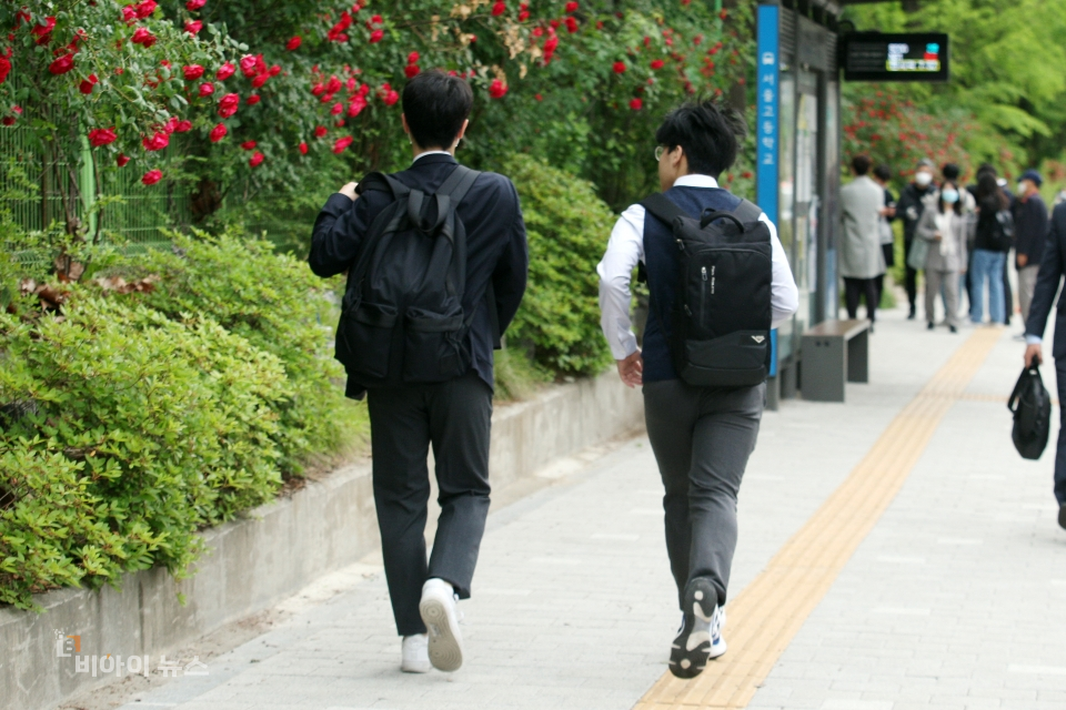 지각을 피하려고 학교를 향해 달리는 학생들.
