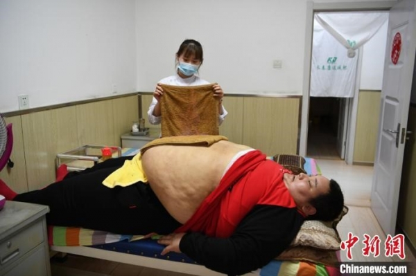 다이어트 치료를 받는 싸오제부자(扫杰布加) © 중신망(中新网)