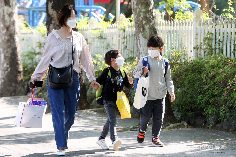 엄마손을 잡고 등교하는 아이들의 밝은 표정.