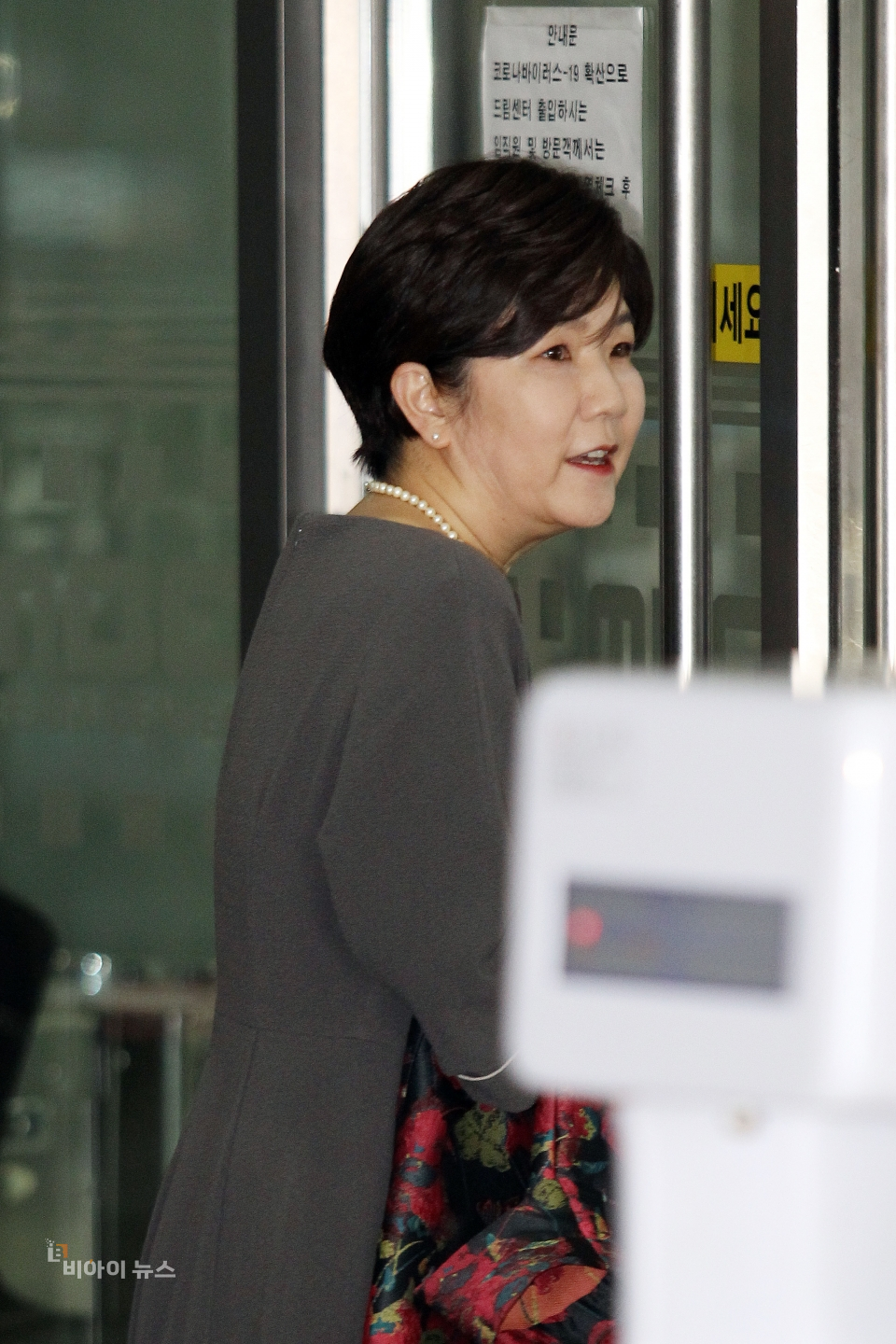방송인 이성미가 녹화를 위해 방송국으로 들어가고 있다.