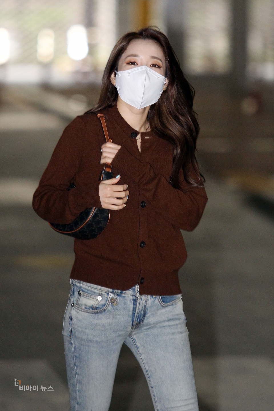 가수 산다라박에게는 너무 큰 마스크.