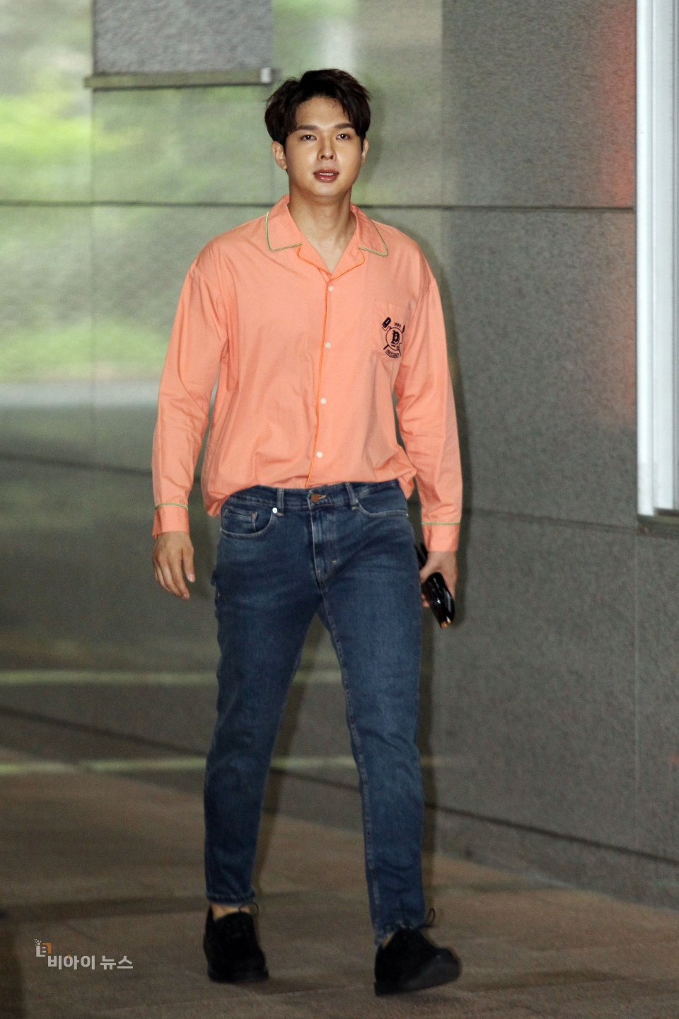 트롯트 가수 류지광이 훤칠한 키를 뽐내며 방송국으로 향하고 있다.