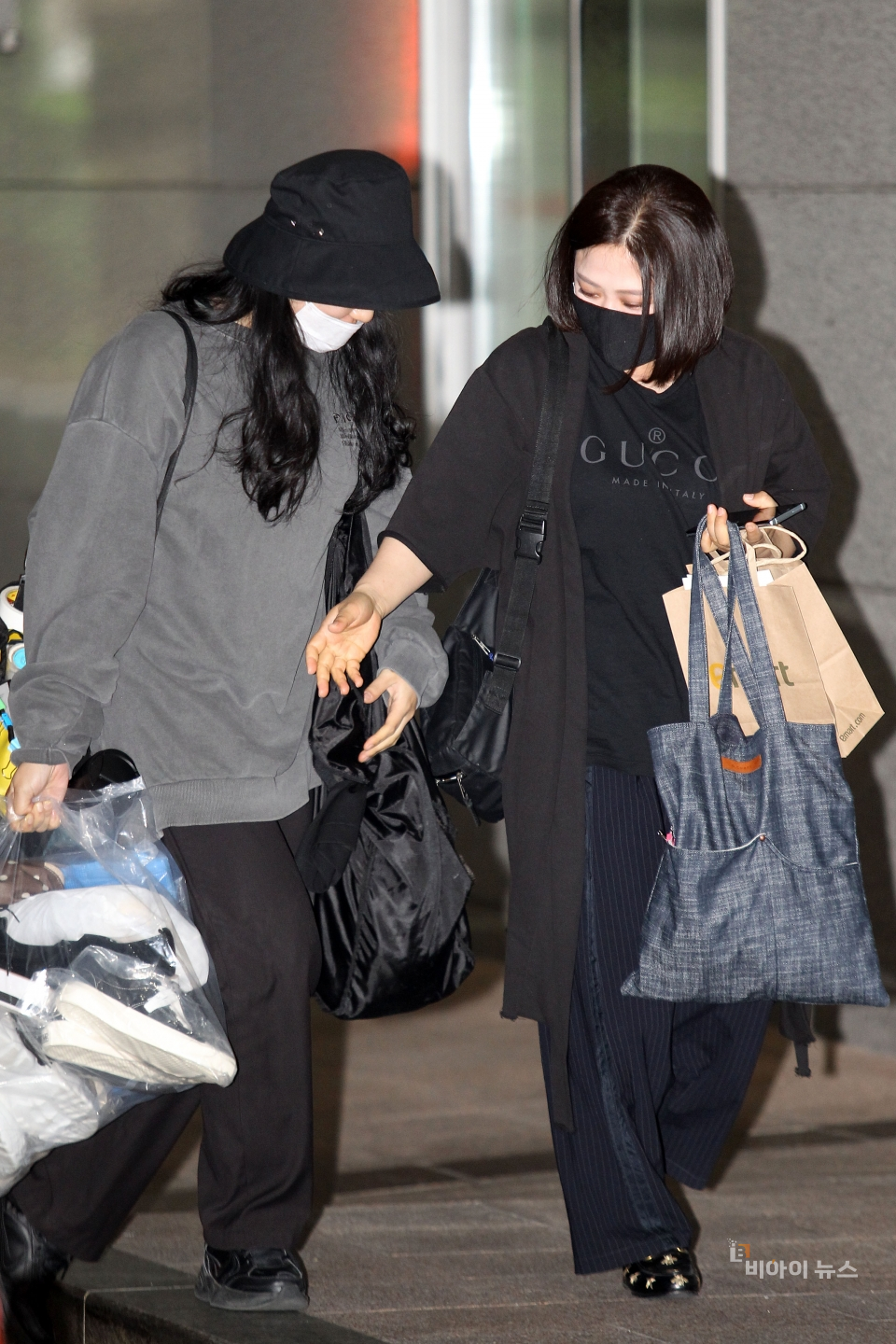 친절한 김숙씨. 스태프의 짐을 덜어주기 위해 손을 내밀고 있다.