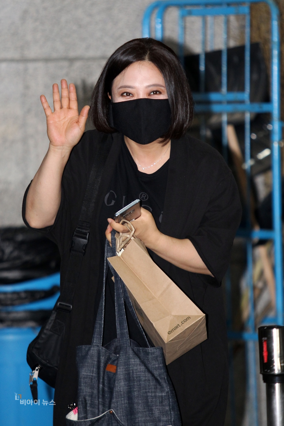 녹화장으로 들어가기에 앞서 취재진에게 인사하는 개그우먼 김숙.