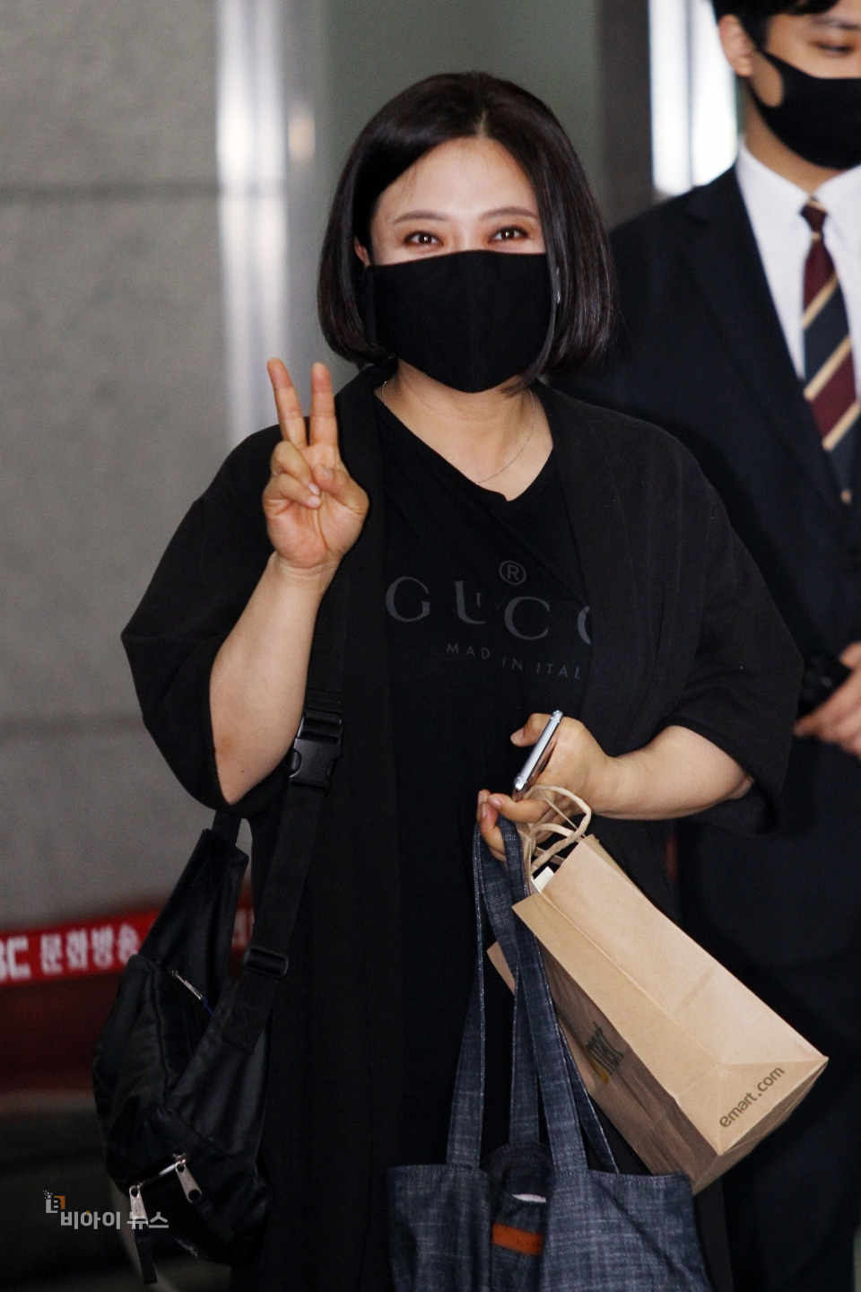 녹화장으로 들어가기에 앞서 취재진에게 인사하는 개그우먼 김숙.