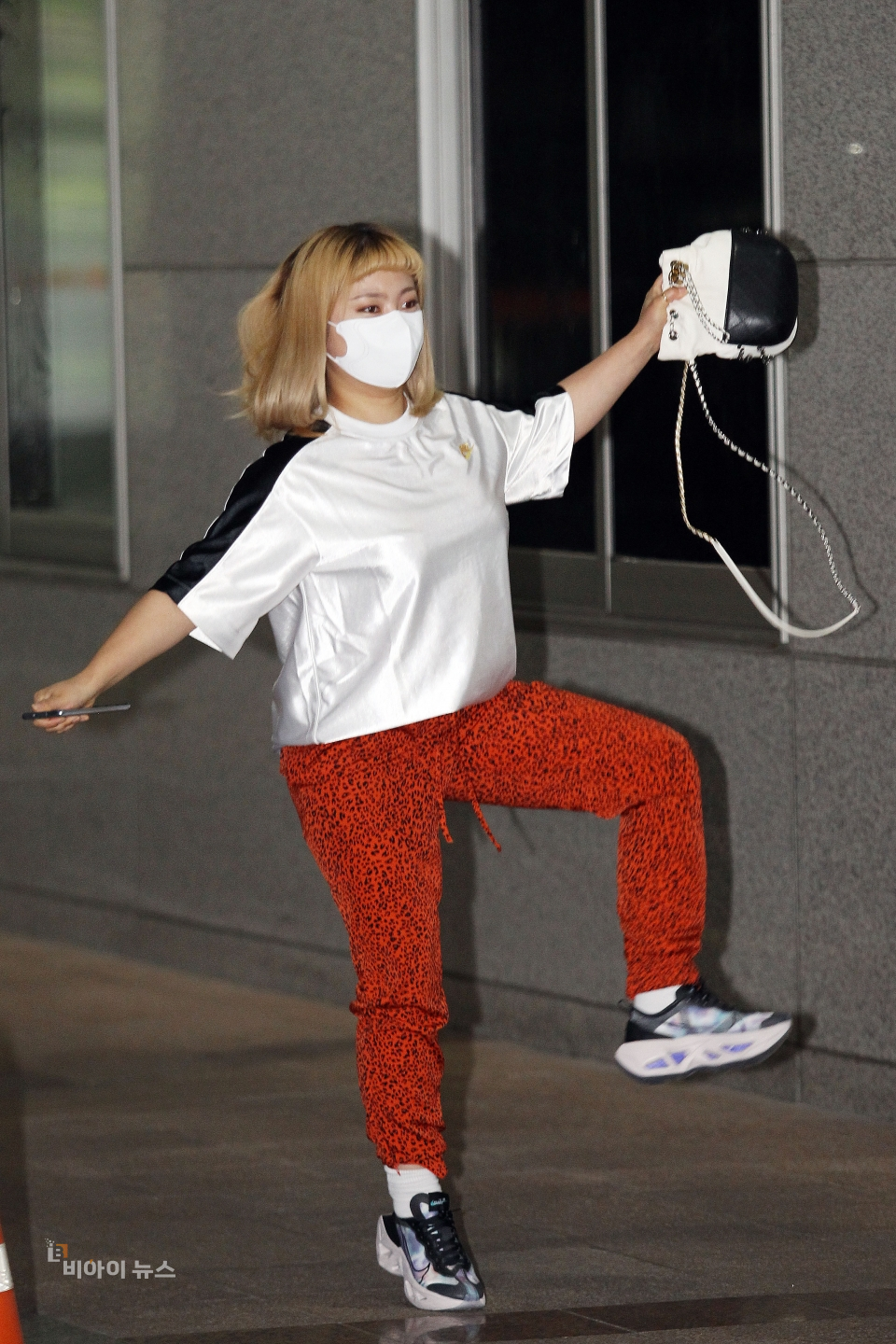 덩실덩실 춤추며 녹화장으로 향하고 있다.