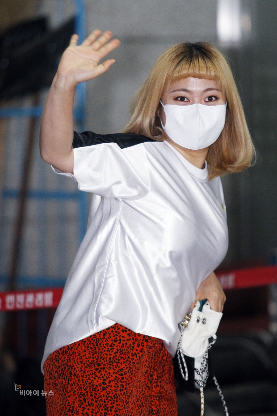 박나래가 손가락 하트 날리며 녹화장으로 들어가고 있다.