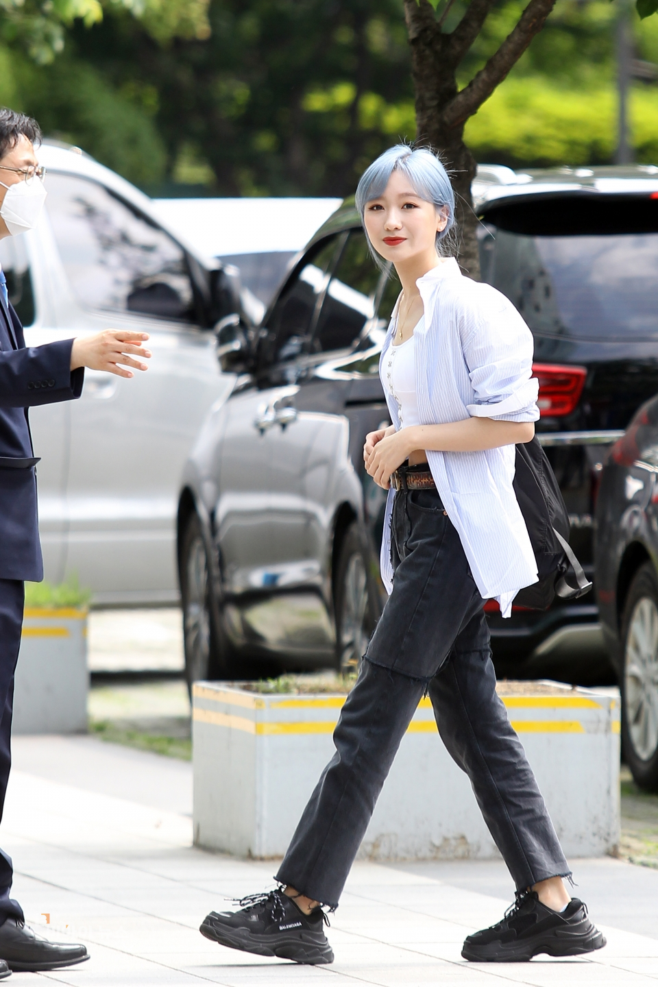 라디오 방송을 위해 목동 SBS 사옥을 찾은 러블리즈 류수정이 차량에서 내려 이동하고 있다.