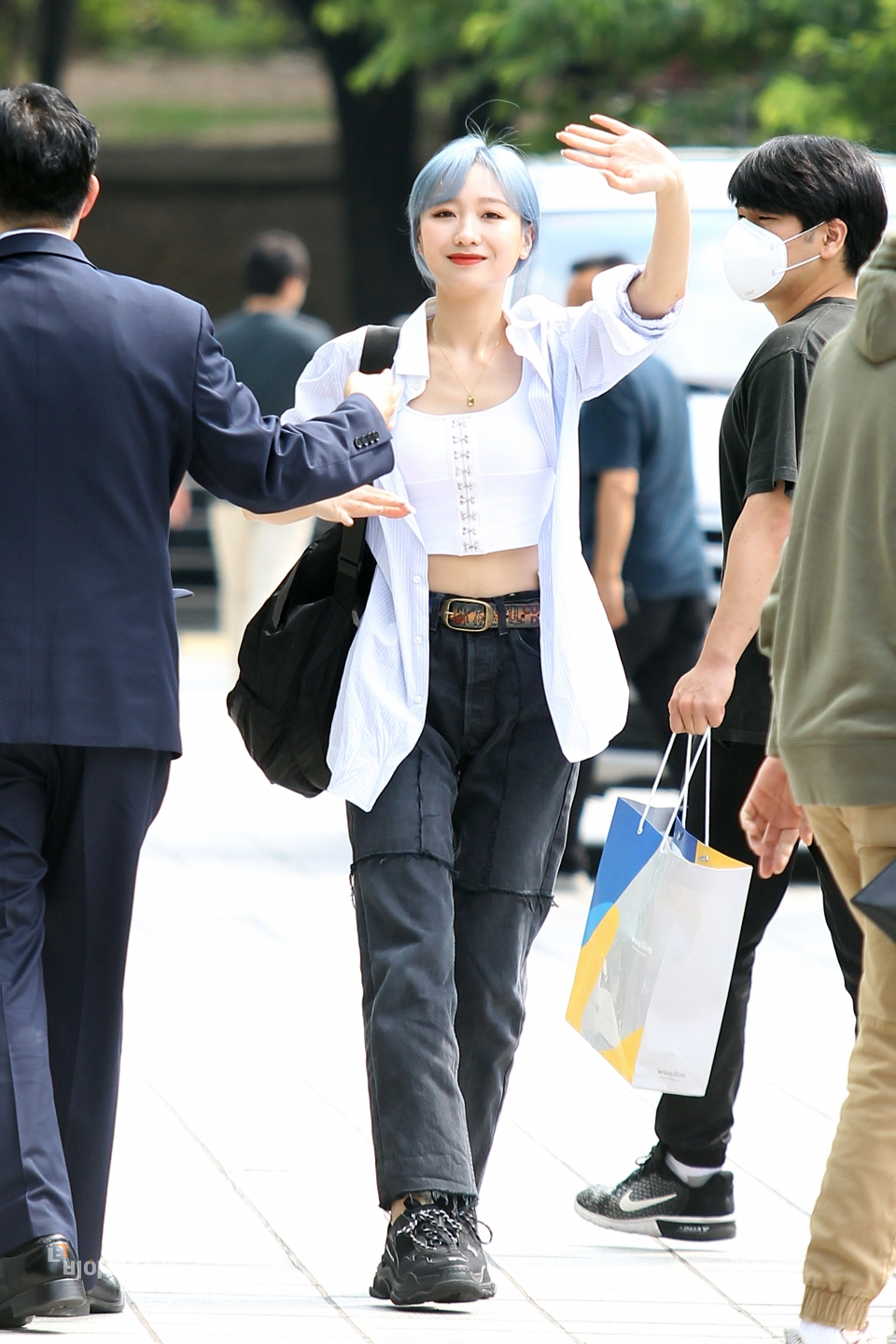 이제부터 백스텝 시작. 건물로 들어가기 전까지 팬들에게 손 흔들어 주는 가수 류수정.