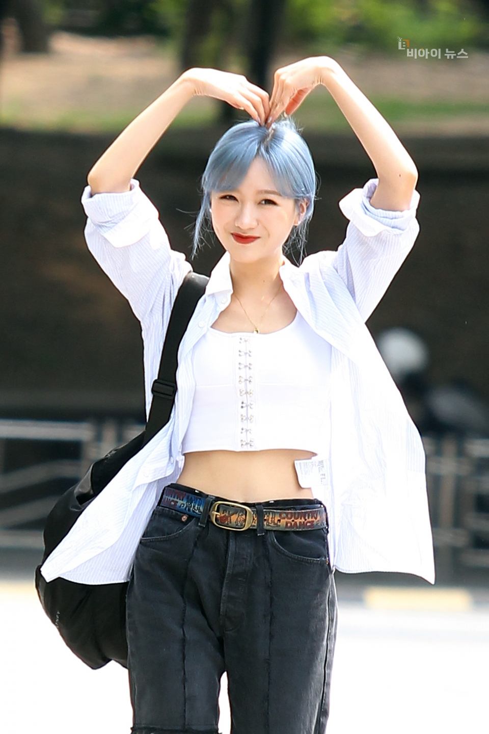 사랑을 담아 하트 날리고 매력적인 눈웃음은 덤.