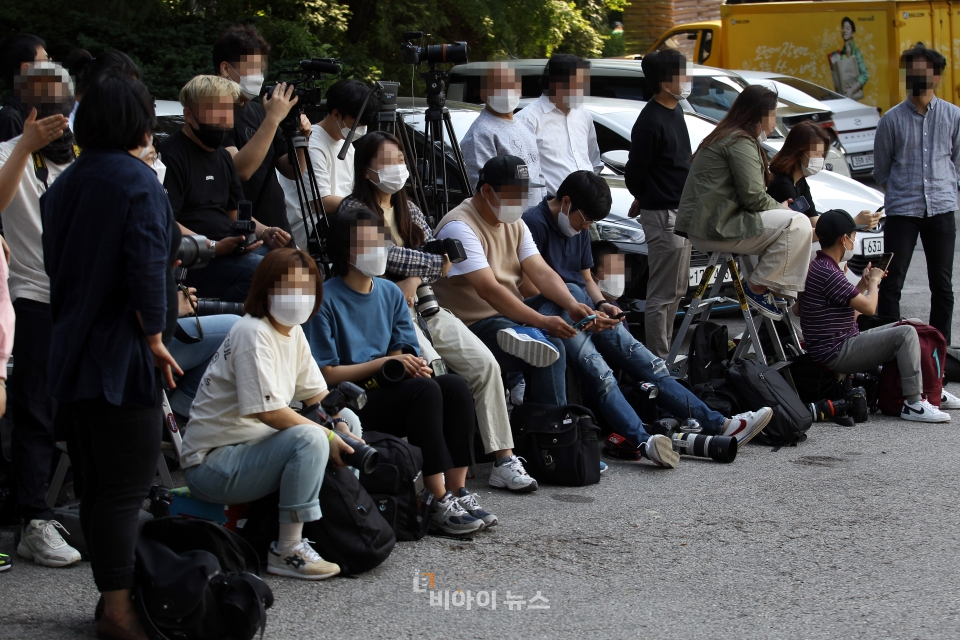 언제 나오나? 배우이자 가수 장근석의 소집해제 소식에 모여든 취재진.