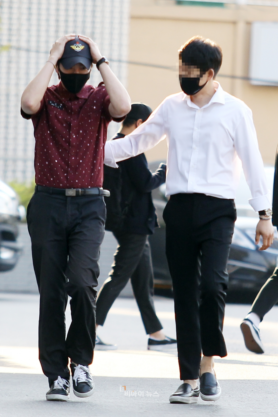 마지막으로 관계자와 인사를 나누는 장근석.