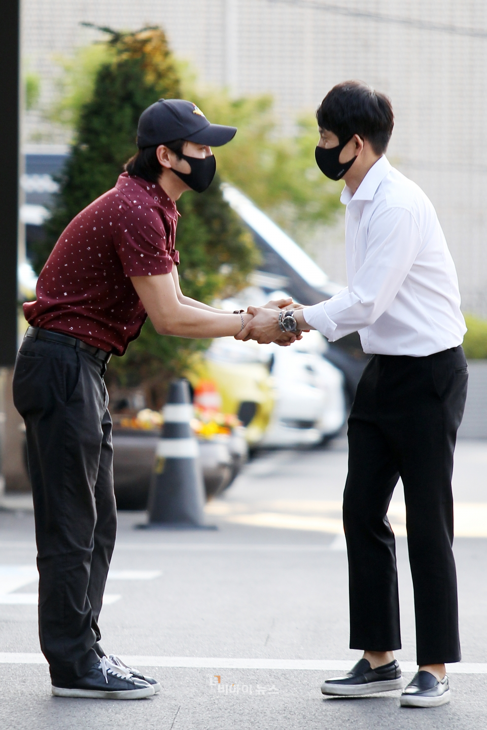 마지막으로 관계자와 인사를 나누는 장근석.