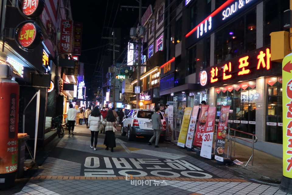 서울 영등포역 앞 음식점 밀집 골목이 오후 7시 경 한산한 모습을 보이고 있다.