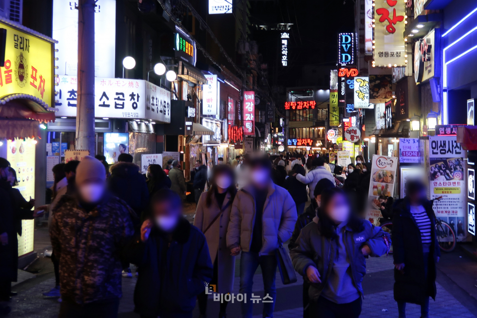 [포토] 영업제한 9시 후 골목이 북적이네